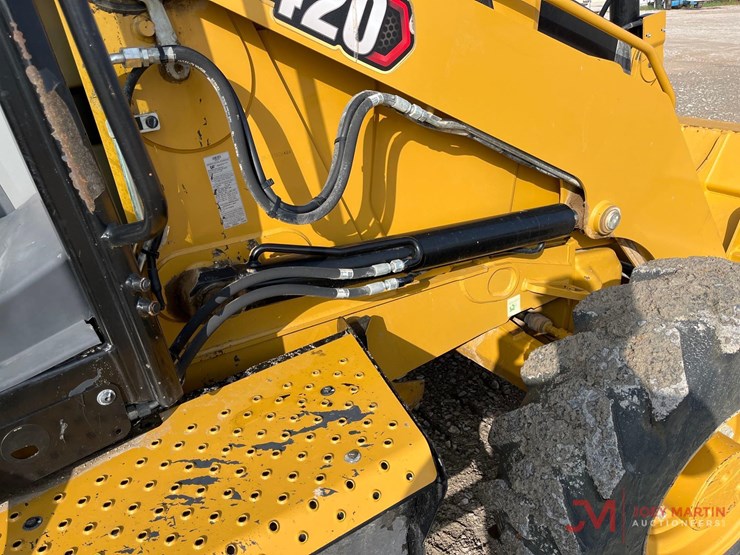 2022-caterpillar-420-image-14