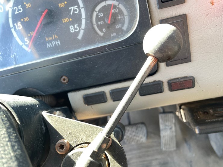 2003-freightliner-fl70-image-165