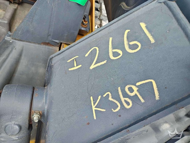 2015-deere-319e-image-13