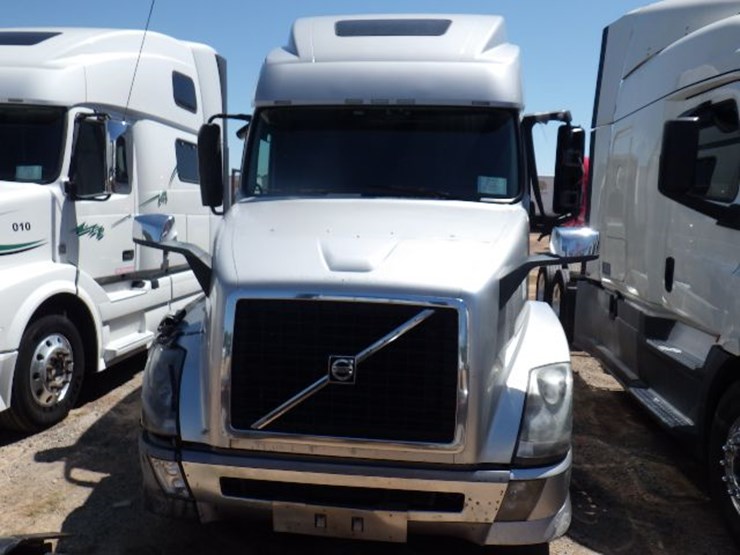 2018-volvo-vnl780-image-2