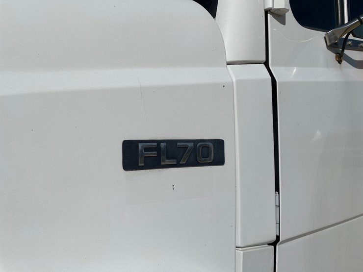2003-freightliner-fl70-image-10