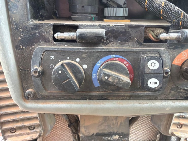 2019-caterpillar-d6n-lgp-image-29