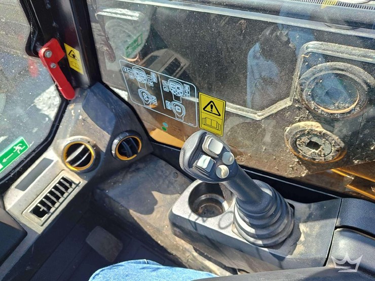 2024-jcb-3ts-8t-image-29