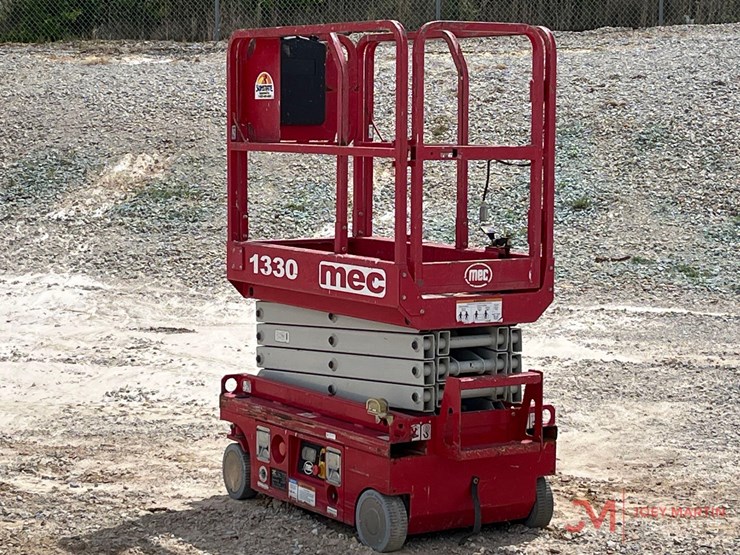 2012-mec-1330-scissor-lift-image-1
