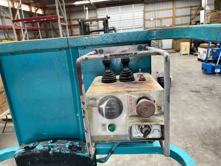 #304-•-2012-airman-encl040-track-drive-scissor-lift-image-13