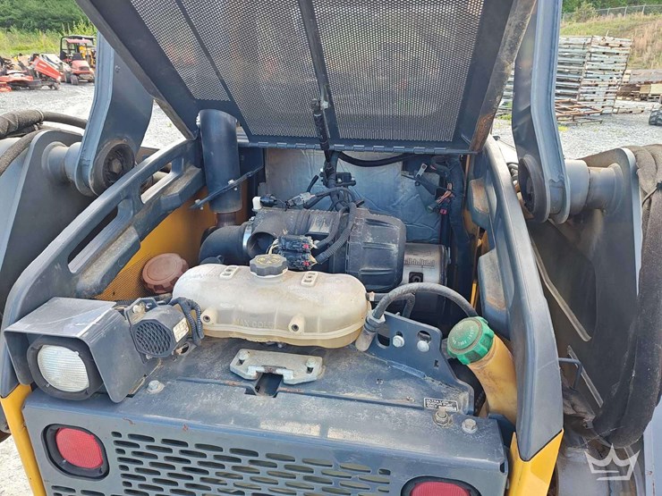 2015-deere-319e-image-7