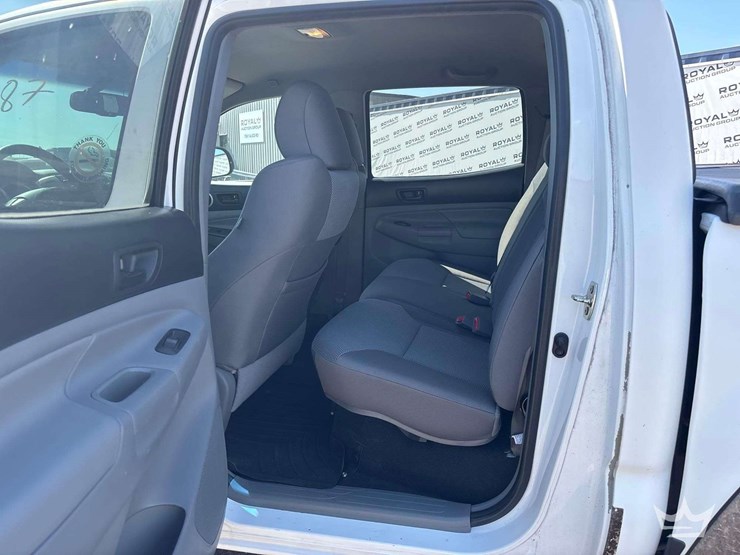 2013-toyota-tacoma-image-19