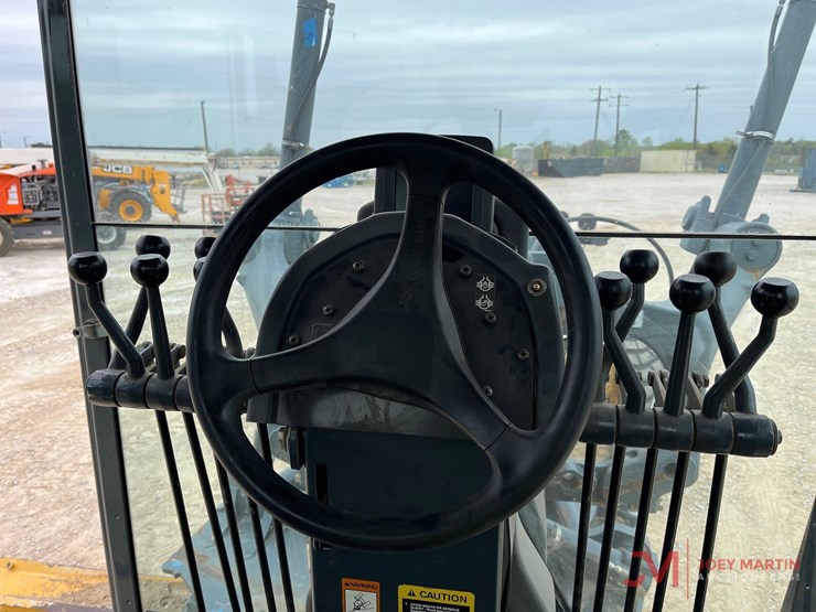2010-deere-670g-image-18