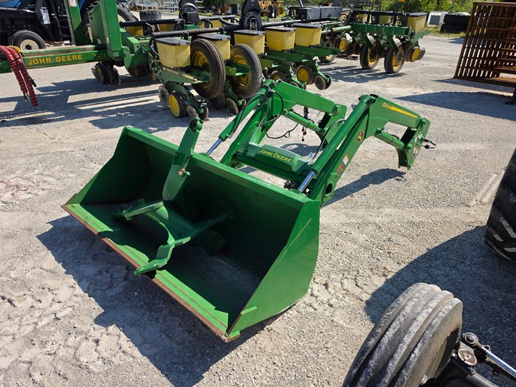 2019-john-deere-520m-image-1
