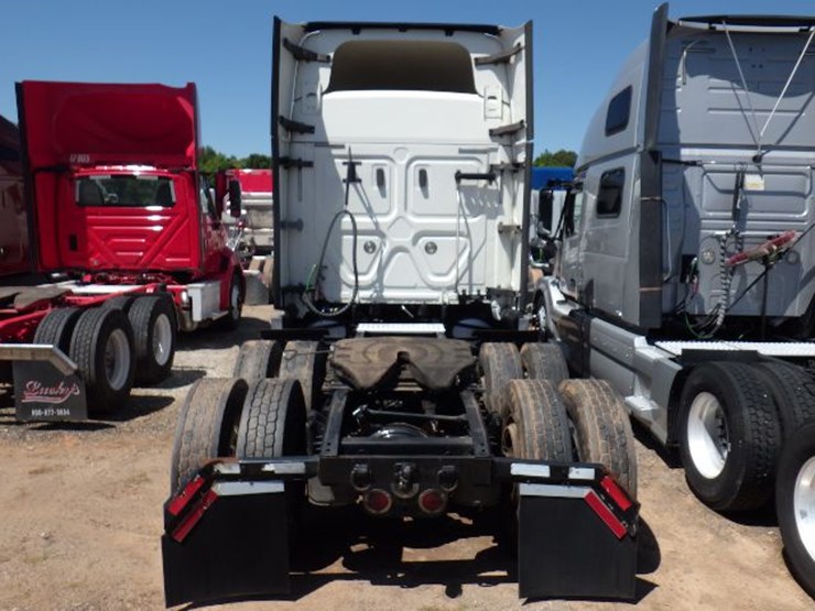 2019-freightliner-cascadia-126-image-10