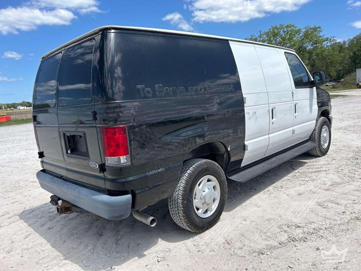 2014-ford-cargo-image-3