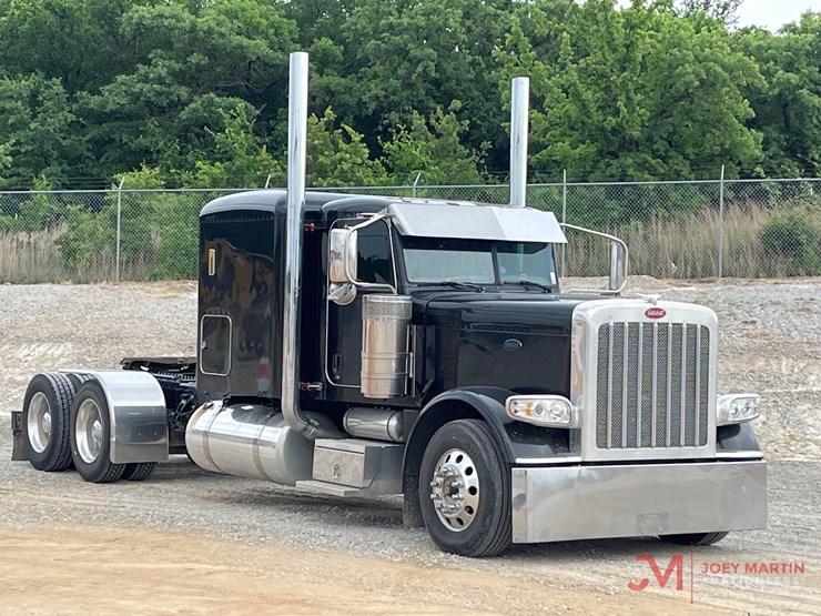 2019-peterbilt-389-image-1