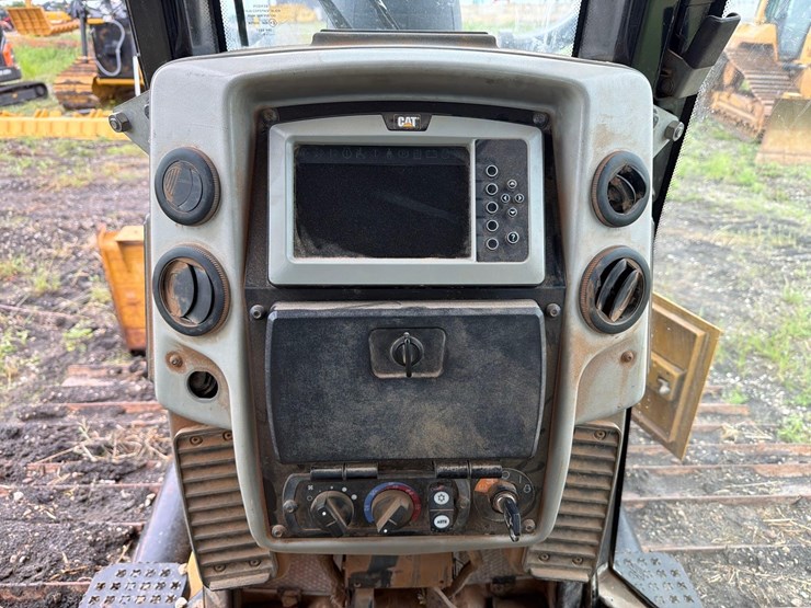 2016-caterpillar-d6n-lgp-image-23