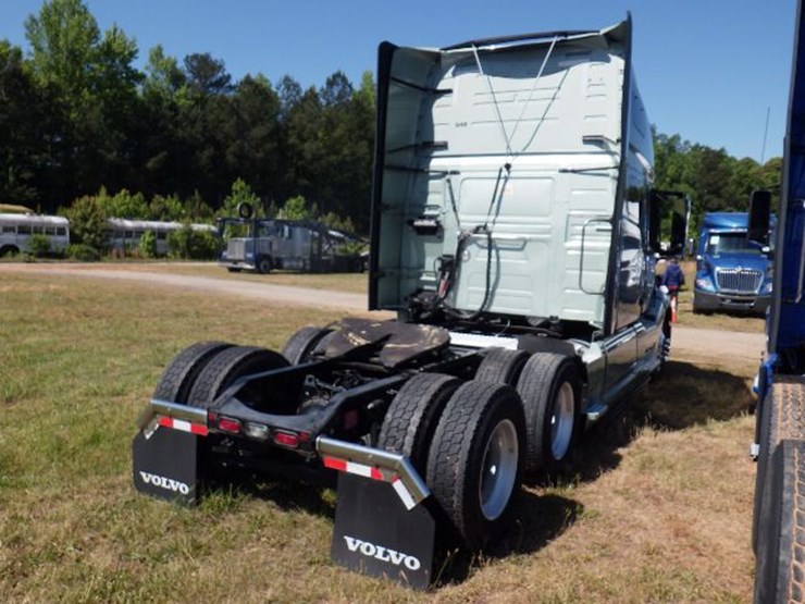 2020-volvo-vnl860-image-11