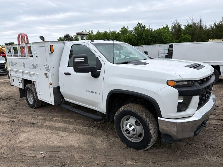 2021-chevrolet-3500hd-image-3
