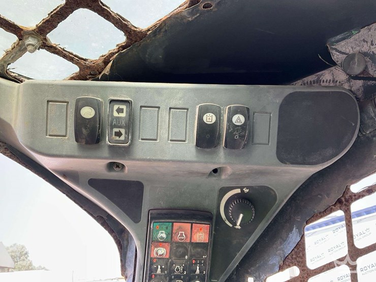 2015-deere-323e-image-14