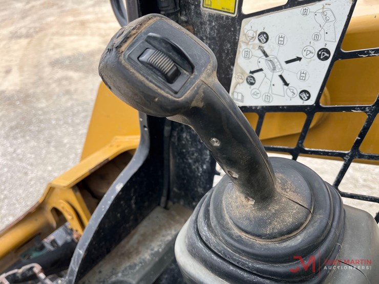 2019-caterpillar-242d-image-14