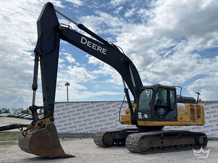2016-deere-250g-lc-image-44