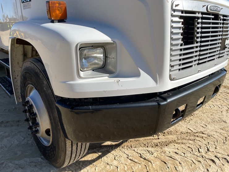 2003-freightliner-fl70-image-17