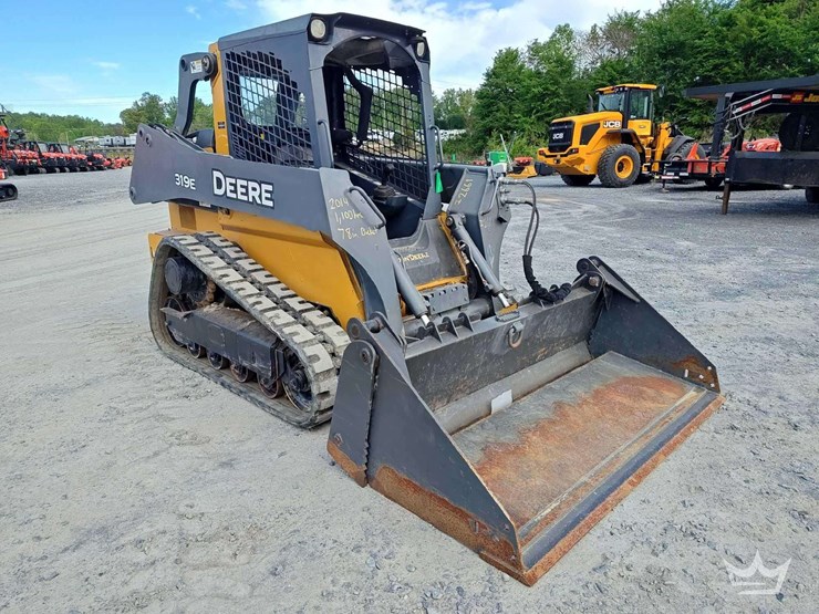 2015-deere-319e-image-2