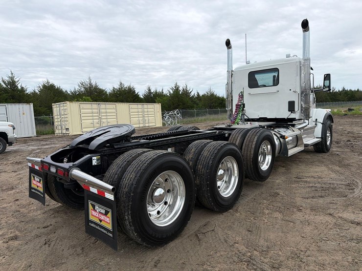 peterbilt-567-image-4