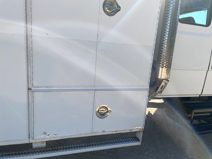 2003-freightliner-fl70-image-54