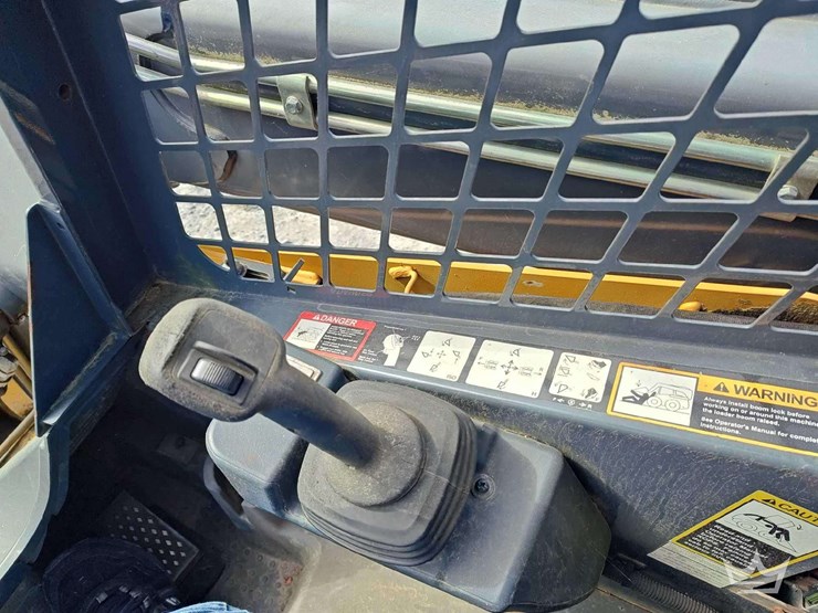 2015-deere-319e-image-17