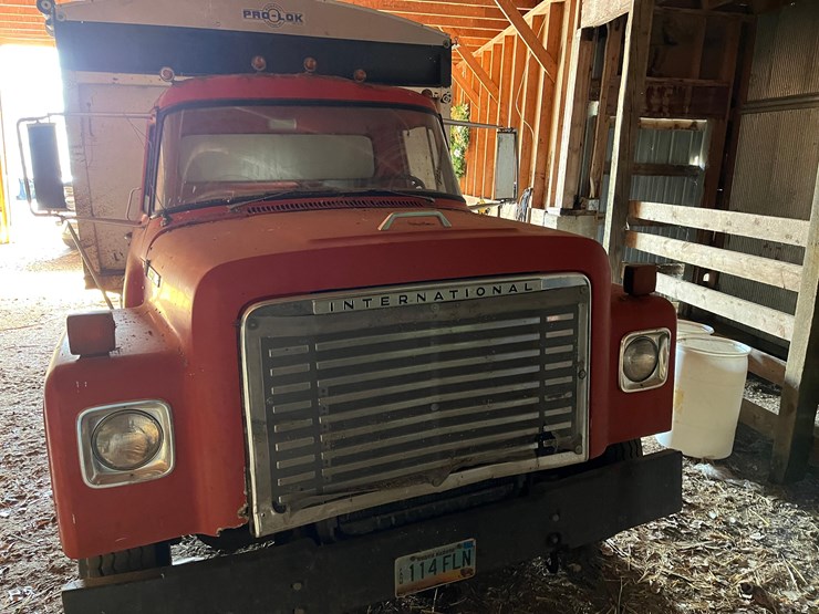 1975-ih-1700--grain-truck-image-2