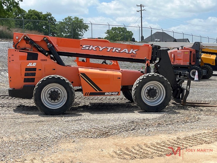 2016-jlg-8042-image-2