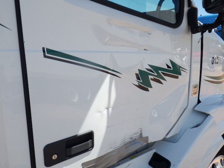 2017-volvo-vnl780-image-7