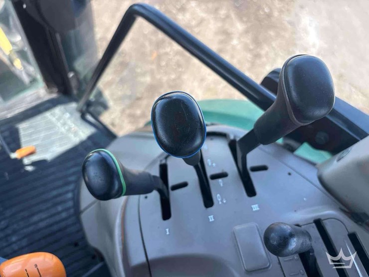2016-john-deere-6135e-image-19