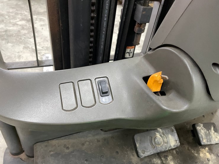 #300-•-crown-3,000lbs.-electric-forklift-image-31