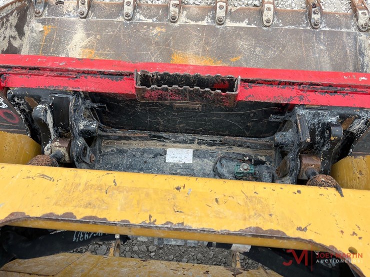 2019-caterpillar-242d-image-11