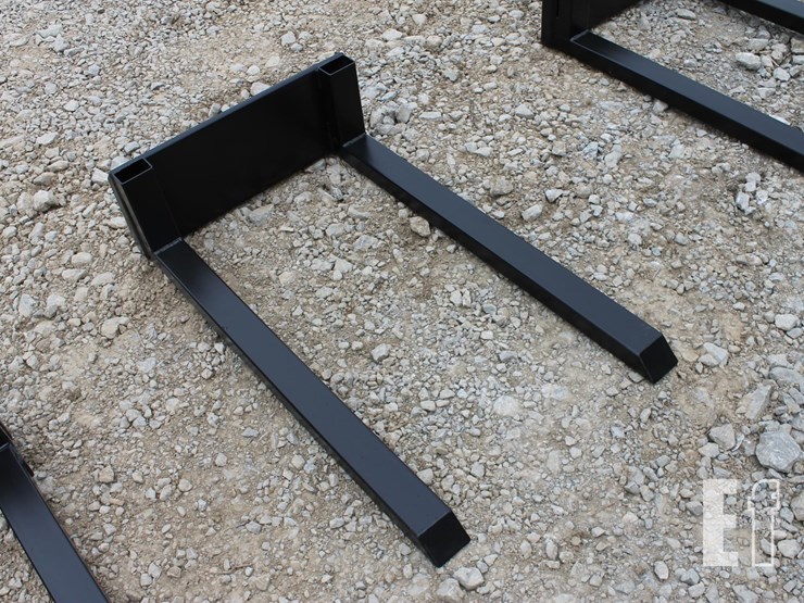 skidsteer-pallet-forks-image-1