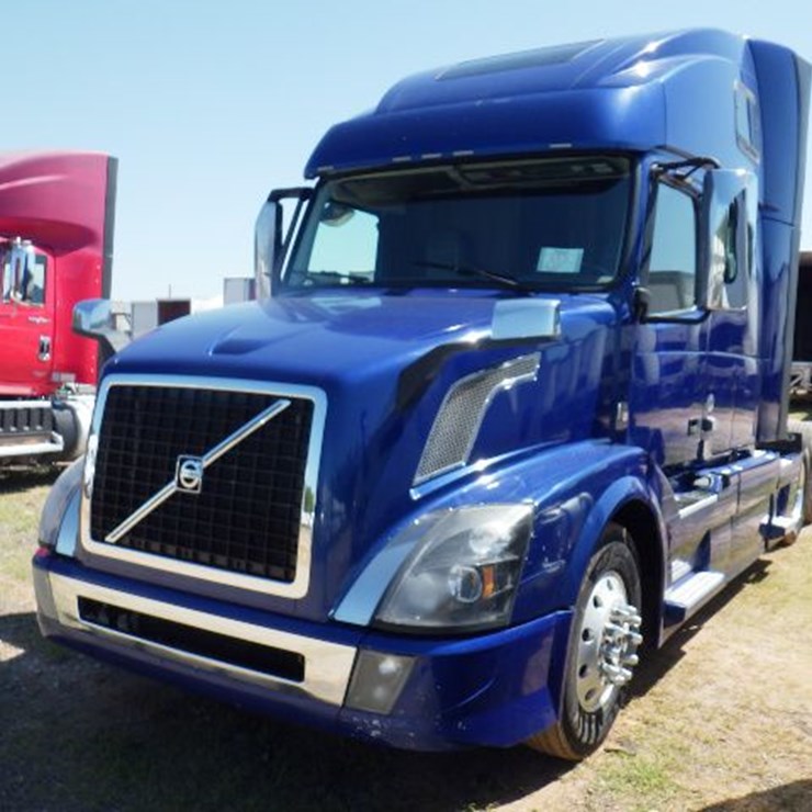 2018 VOLVO VNL780