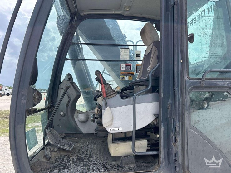 2016-deere-250g-lc-image-11
