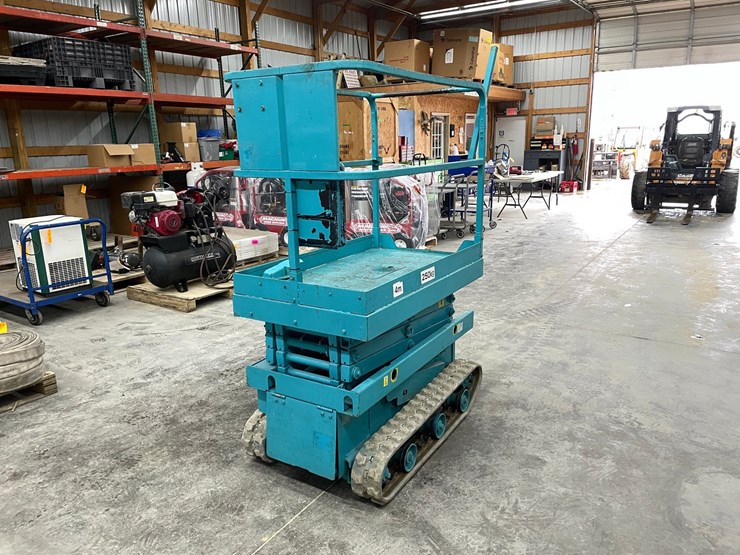 #304-•-2012-airman-encl040-track-drive-scissor-lift-image-5
