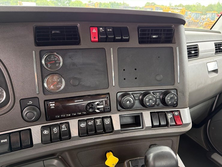2016-kenworth-t880-image-34