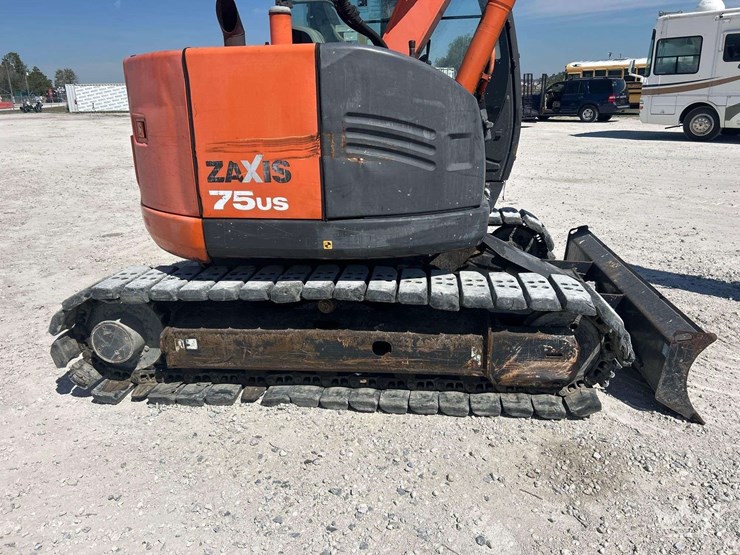 2015-hitachi-zx75us-image-25