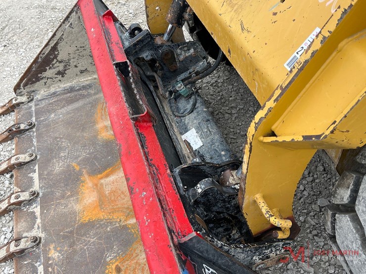 2019-caterpillar-242d-image-6