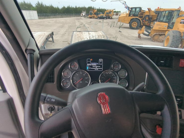 2016-kenworth-t880-image-19