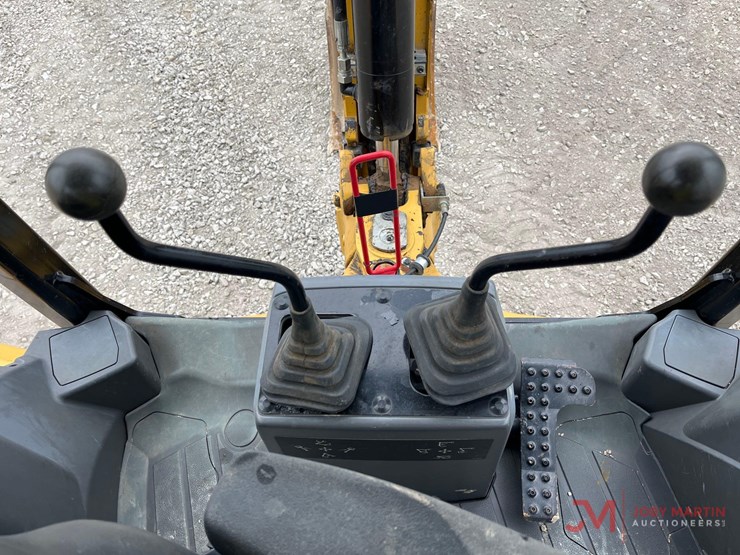 2020-caterpillar-416f2-image-20