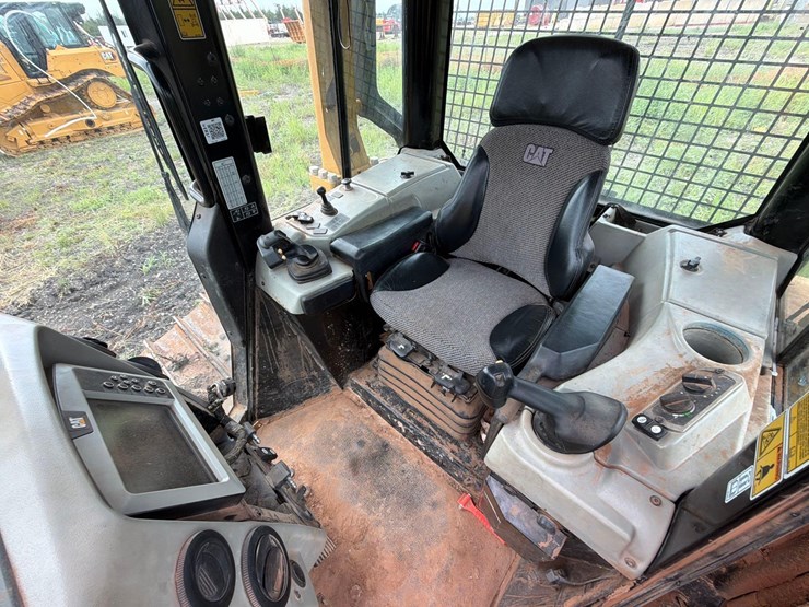 2019-caterpillar-d6n-lgp-image-23