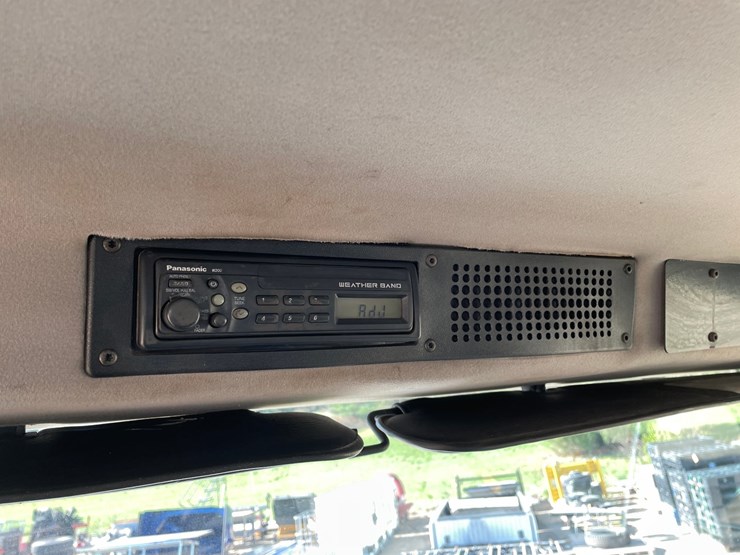 2003-freightliner-fl70-image-154