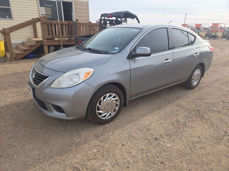 2014-nissan-versa-sv-sedan-4d-image-1