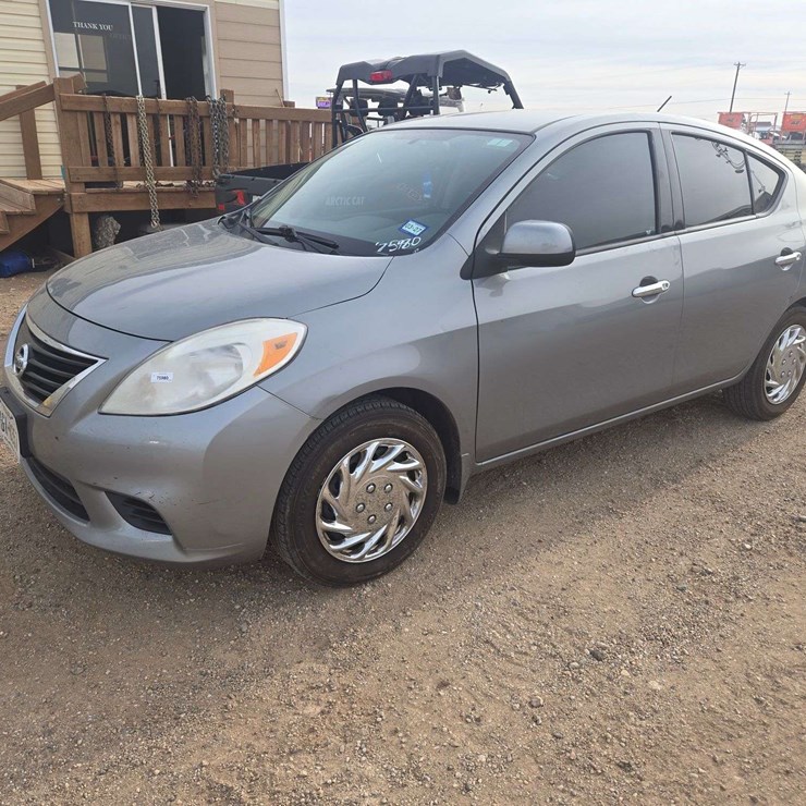 2014 Nissan Versa SV Sedan 4D