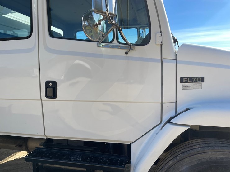 2003-freightliner-fl70-image-19