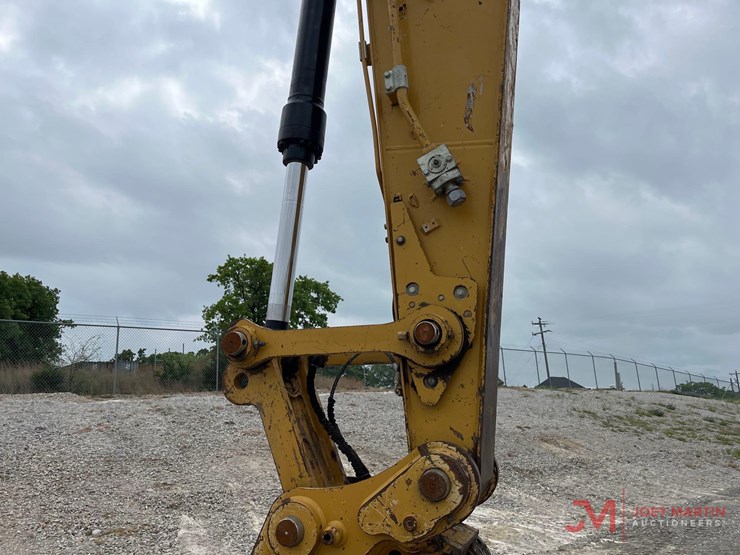 caterpillar-320-image-13
