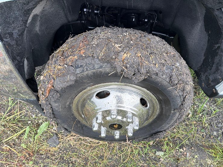 2018-chevrolet-3500-image-13