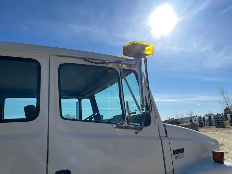 2003-freightliner-fl70-image-21